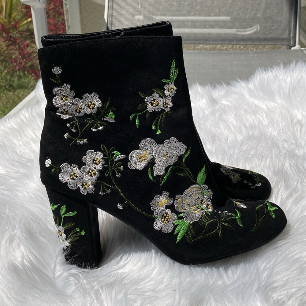 Random Embroidered Boots - Picture 4 of 5